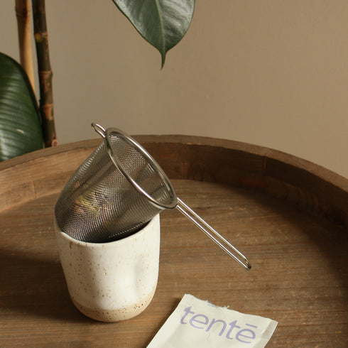 Colador de té de acero inoxidable con mango.
